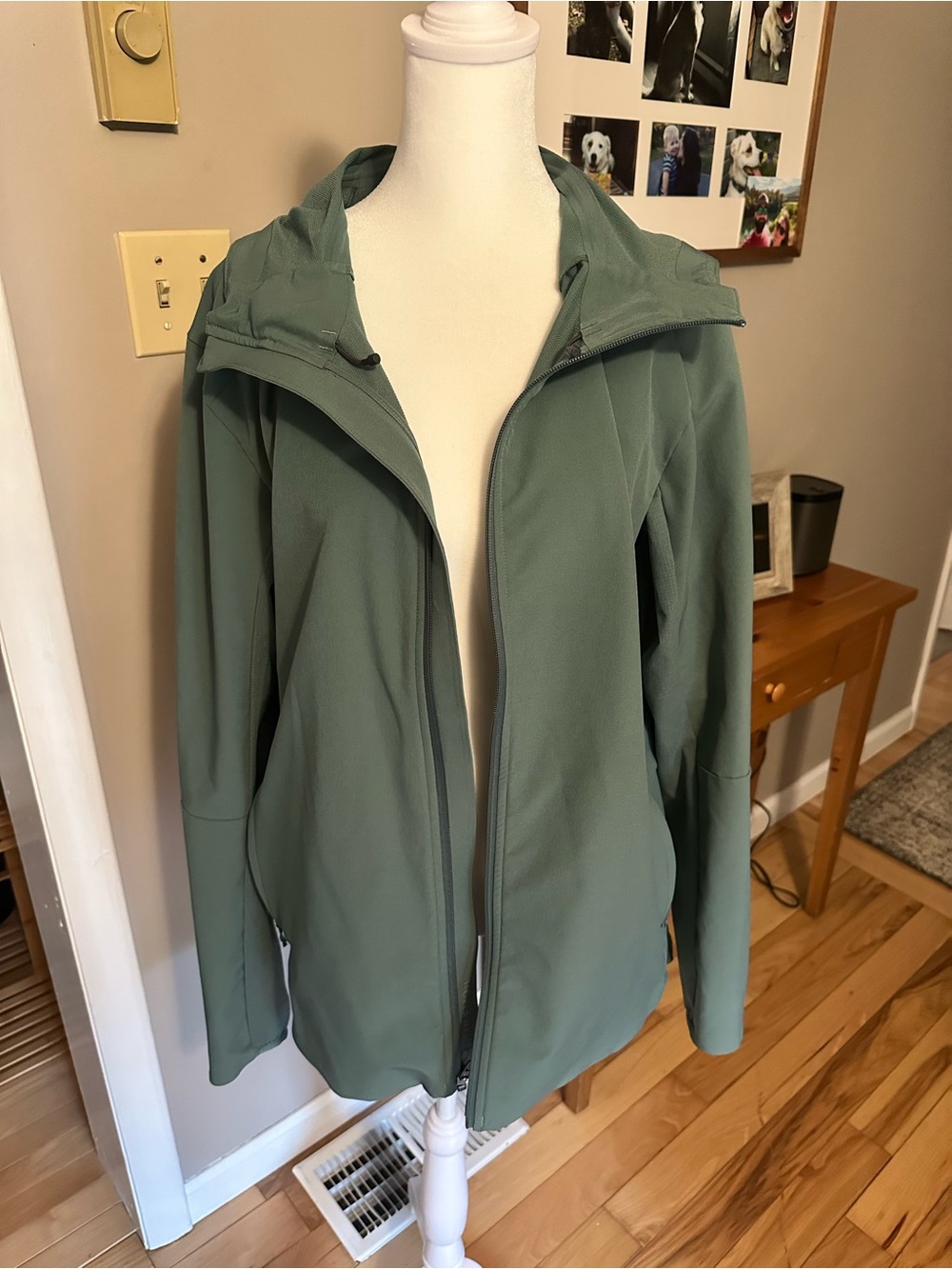 Lululemon Lightweight water resistant Jacket - Sage Green